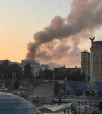 После атаки РФ в Киеве загорелось здание Кабмина: что известно (ФОТО)