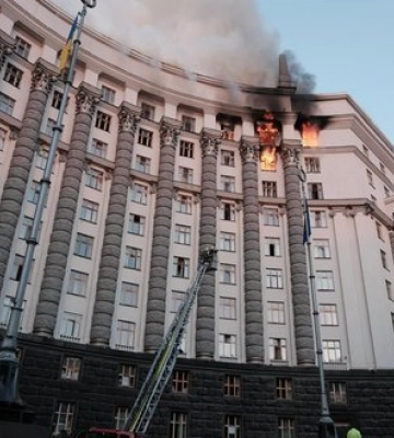 Через ворожу атаку пошкоджена будівля Уряду, там наразі пожежа, - Свириденко. ФОТОрепортаж