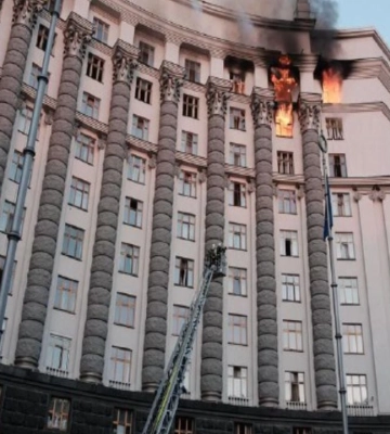 Атака дронів: у Києві через падіння уламків горять будинки