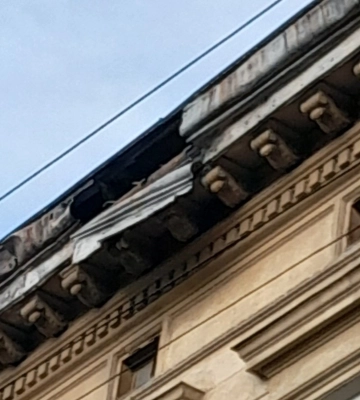 У центральній частині Львова шматок даху ось-ось впаде на голови людей