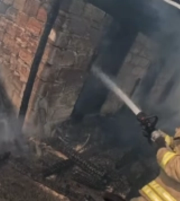 У селі на півночі Рівненщини згоріли відразу 3 господарські будівлі (ВІДЕО)