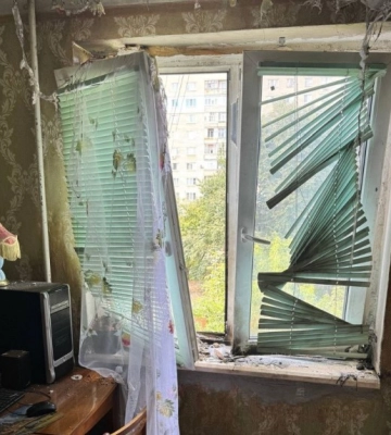 Наслідки влучання ворожого БПЛА по будинку в Сумах 