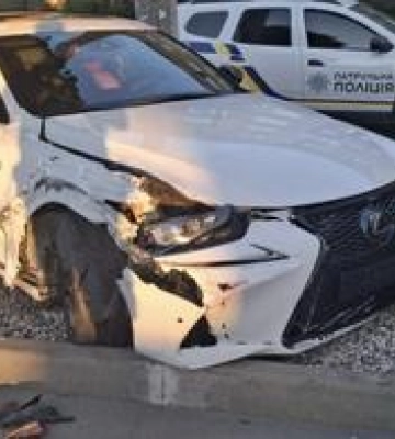 У Полтаві, на Подолі Lexus протаранив Ford і влетів у паркан