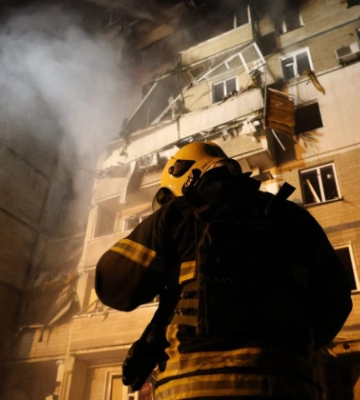 У Києві пожежа в адміністративній будівлі у Печерському районі після ворожої атаки