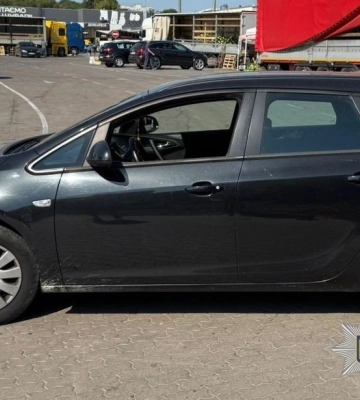У Львові на ринку «Шувар» авто збило 81-річну жінку: її госпіталізували, - ФОТО