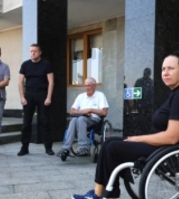 Спортсменка з Ратнівщини долучилася до тестування доступності головної адмінбудівлі області