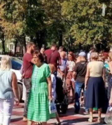 Люди на дорозі не пропускають транспорт: у Дніпрі протестують через відключення світла