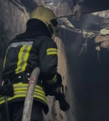 У Луцьку через ворожу атаку горіли гаражі, рятувальники загасили пожежу