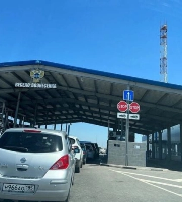 На въезде в Крым россияне заставляют мелитопольцев устанавливать шпионский мессенджер Max (видео)