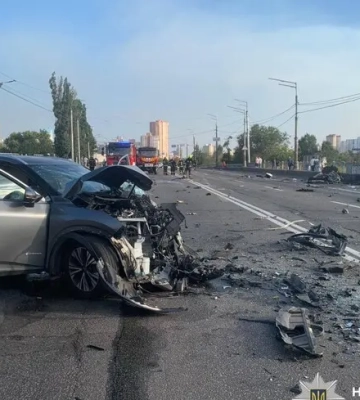 Молодик на Audi вилетів на зустрічну смугу у Києві: є загиблі та поранені