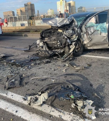 На столичному Харківському мості водій Audi вилетів на зустрічну смугу: 2 загиблих, 3 постраждалих