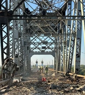 З'явились кадри пошкодженого російським ударом мосту у Кременчуці
