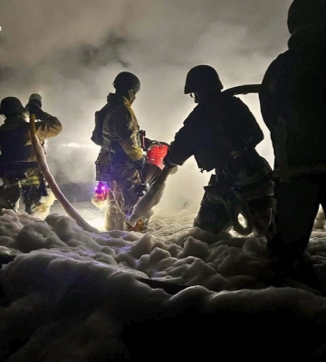 На Київщині після ворожої атаки ліквідували пожежу на промисловому підприємстві