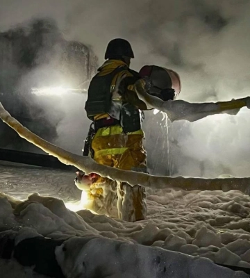 На Київщині після ворожої атаки ліквідували пожежу на промисловому підприємстві