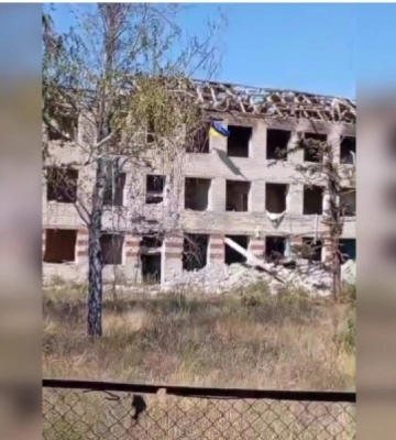 Появилось видео с украинским флагом на здании в Заречном Донецкой области