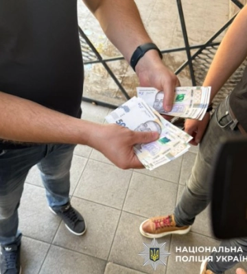 Робітник Одеського РТЦК  вимагав хабар за зняття з бази «Розшук» чоловіка: підозрюваного затримано