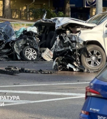 У Києві військовий на службовому авто зіткнувся з іншою машиною, є загиблі — фото