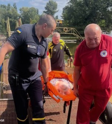 У Кременчуці рятувальники організували переправу через Дніпро після атаки дронів. ВІДЕО+ФОТОрепортаж