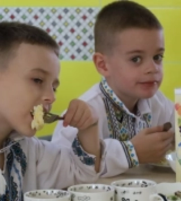 У Миколаєві безоплатні обіди отримують всі школярі: стартувала нова система харчування