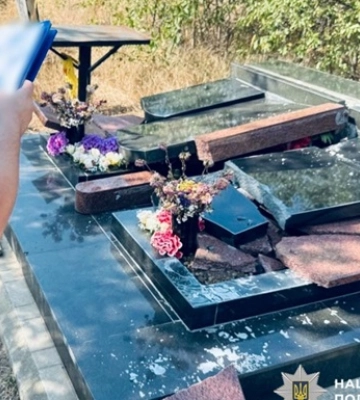 В Одессе мужчина повредил почти 30 памятников на кладбище