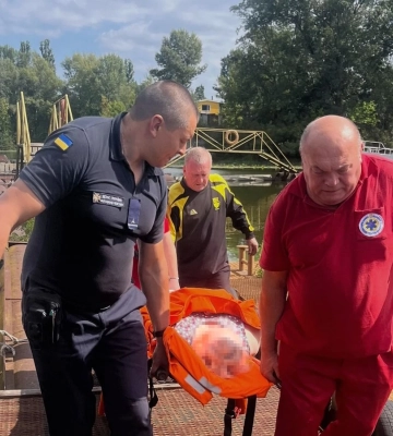 У Кременчуці рятувальники організували переправу через Дніпро