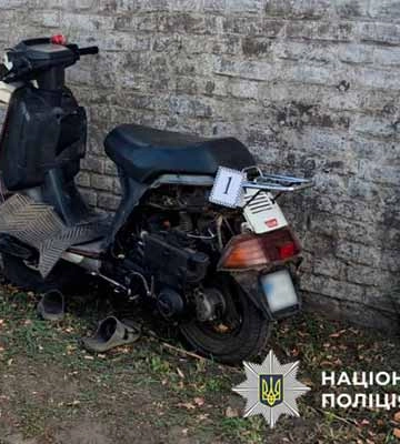 ДТП на Полтавщині: водій на скутері врізався в електроопору і загинув