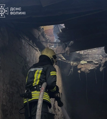 У  Луцьку загасили гаражі, які горіли через ворожу атаку