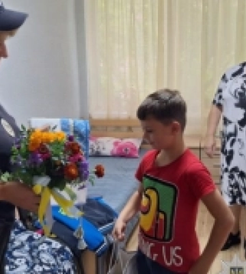 Поліцейська офіцерка Білківської громади власноруч створила вишиванку для першокласника з Донеччини. ФОТО