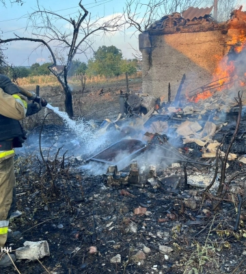 Війська Росії обстріляли Добропілля та Лиман: виникли пожежі, рятувальники потрапили під повторні удари