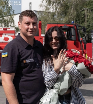 На автодрабині з букетом і обручкою: київський рятувальник незвичним способом освідчився коханій (ФОТО)