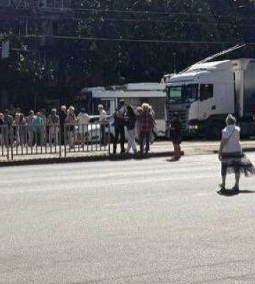 Днепряне заблокировали движение на Рабочей из-за отключения света