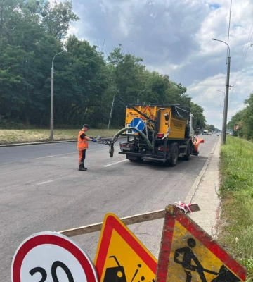 Ями на дорогах Рівного допоможе прибрати нова техніка