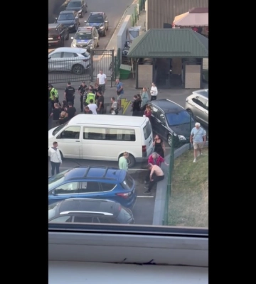 Натовп пошкодив службове авто і заблокував виїзд: у Луцьку – сутичка з ТЦК і поліцією. Відео