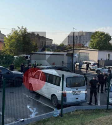 У Луцьку - конфлікт з ТЦК: натовп людей пошкодив службове авто