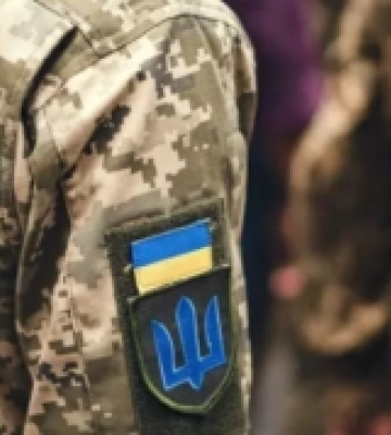 У Луцьку натовп пошкодив службове авто групи оповіщення ТЦК