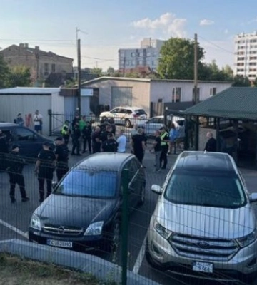В Луцке толпа повредила автомобиль ТЦК