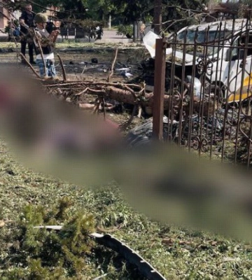 Росіяни вдарили авіабомбою по селищу Ярова на Донеччині під час видачі пенсій, понад 20 людей загинули