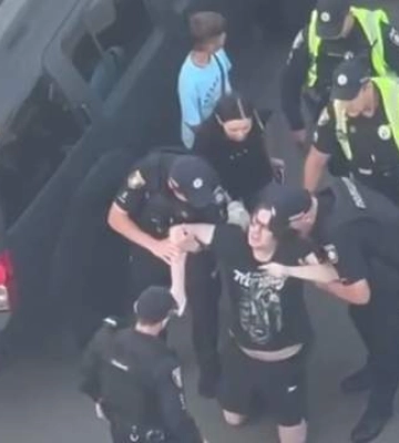 Толпа повредила служебное авто и заблокировала выезд: в Луцке случился конфликт с ТЦК и полицией