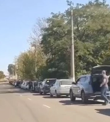 Житель оккупированного Донецка удивляется очереди на АЗС: "Нихера себя тачек на заправку, бл#дь! И че оно так? Какой-то&amp;hellip;