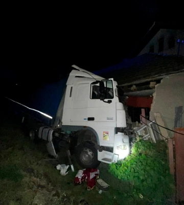 На Мукачівщині 22-річний водій вантажівки врізався у будинок