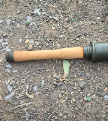 На Берегівщині знайшли стару ручну гранату на дорозі