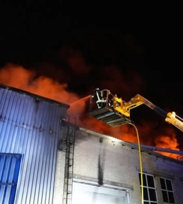 Вогонь охопив 1000 кв. м: у Луцькому районі після обстрілу до ранку гасили пожежу на підприємстві 