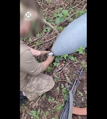 Прикордонники виявили та знешкодили російську авіабомбу КАБ-500 в Сумській області. ВIДЕО