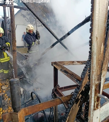 Вогонь перекинувся на житловий будинок на Рівненщині