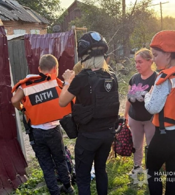 Під ворожими дронами: «Білі янголи» евакуювали матір із дітьми з прифронтової громади Сумщини
