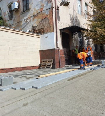 Підрядника зобов'язали переробити безбар’єрне покриття біля зупинки в Кропивницькому