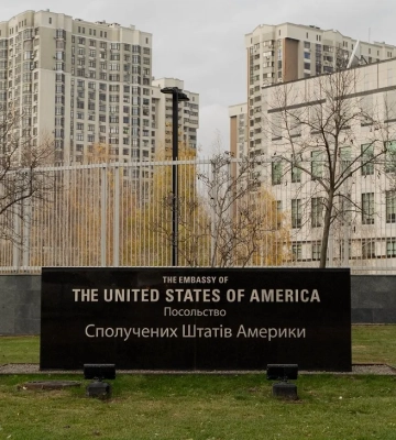 Біля посольства США у Києві затримано чоловіка 
