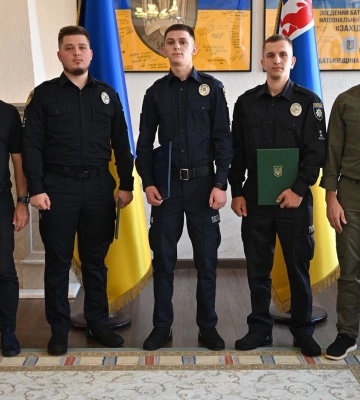 На Закарпатті нагородили трьох поліцейських, які запобігли теракту в школі