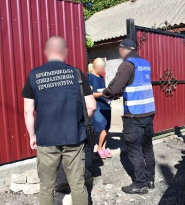 Видавала чоловіка за зниклого безвісти, щоб отримати виплати: жительку Кіровоградщини підозрюють в шахрайстві