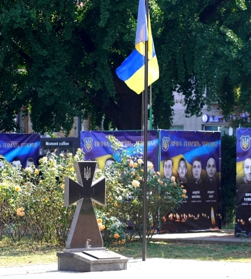 В Ужгороді перенесли інсталяцію з портретами полеглих воїнів